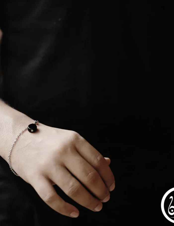 Anchor bracelet with onex stone